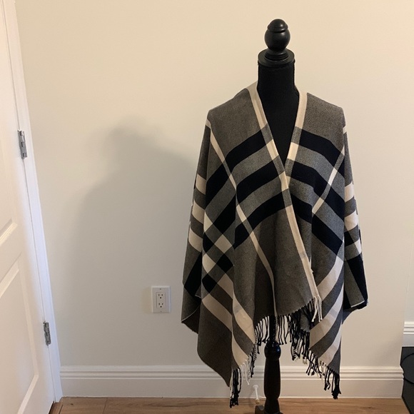 Burberry Cape 100% Merino Wool - Picture 1 of 5